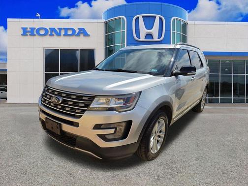 Ingot Silver 2017 Ford Explorer XLT