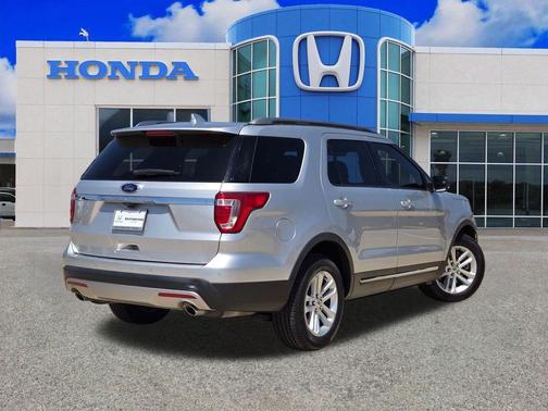 Ingot Silver 2017 Ford Explorer XLT