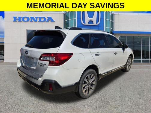 Crystal White Pearl 2019 Subaru Outback 3.6R Touring