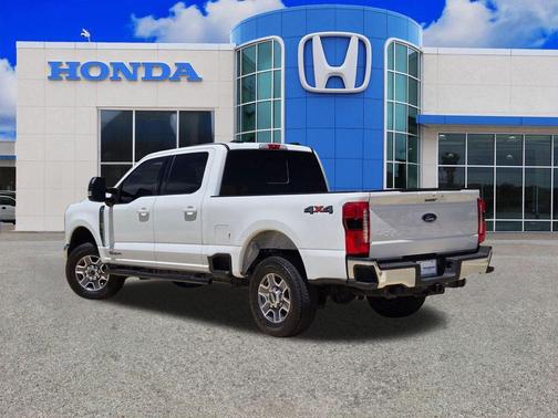 Oxford White 2024 Ford F-250 Lariat