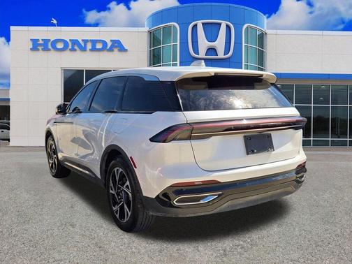 White Platinum Clearcoat Metallic 2025 Lincoln Nautilus Premiere