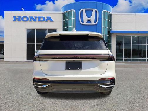 White Platinum Clearcoat Metallic 2025 Lincoln Nautilus Premiere