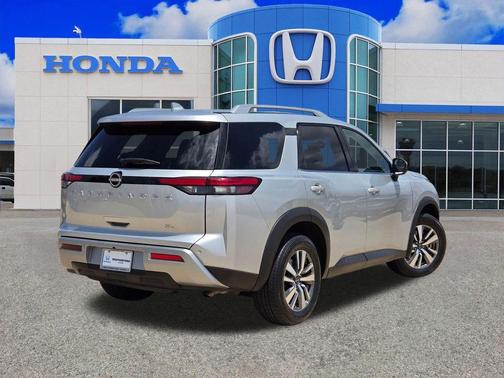 Brilliant Silver Metallic 2025 Nissan Pathfinder SL