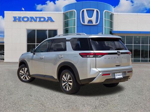 Brilliant Silver Metallic 2025 Nissan Pathfinder SL