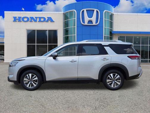 Brilliant Silver Metallic 2025 Nissan Pathfinder SL