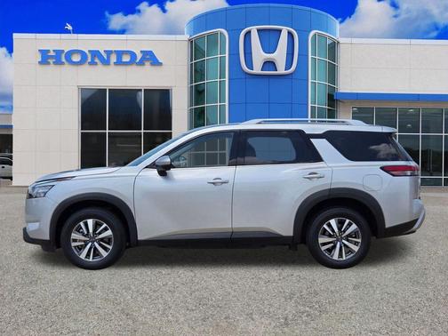 Brilliant Silver Metallic 2025 Nissan Pathfinder SL