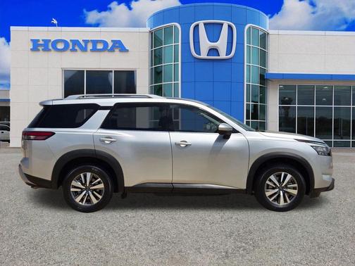 Brilliant Silver Metallic 2025 Nissan Pathfinder SL