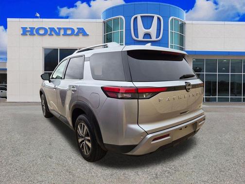 Brilliant Silver Metallic 2025 Nissan Pathfinder SL