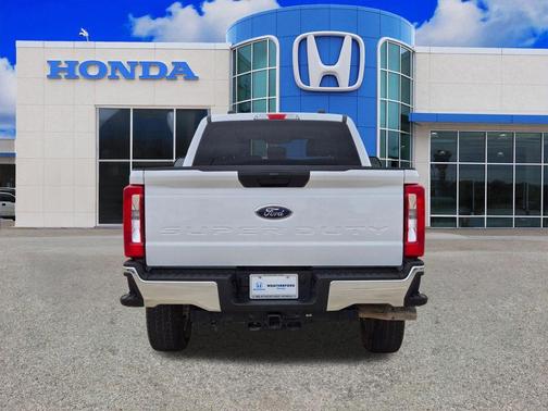 Oxford White 2025 Ford F-250 XLT