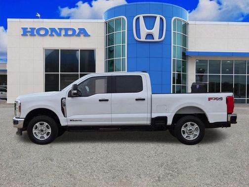 Oxford White 2025 Ford F-250 XLT