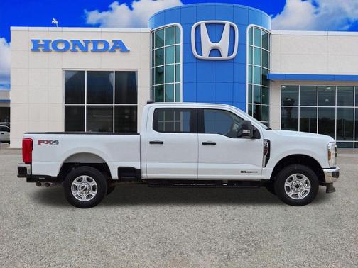 Oxford White 2025 Ford F-250 XLT
