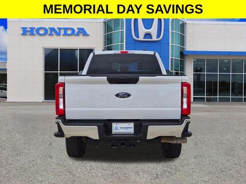 Oxford White 2025 Ford F-250 XLT