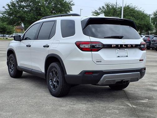 Platinum White Pearl 2026 Honda Pilot TrailSport