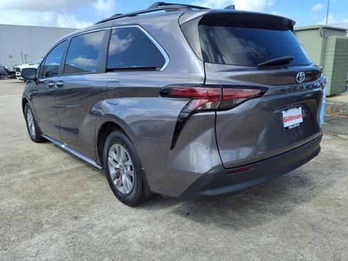 2022 Toyota Sienna XLE