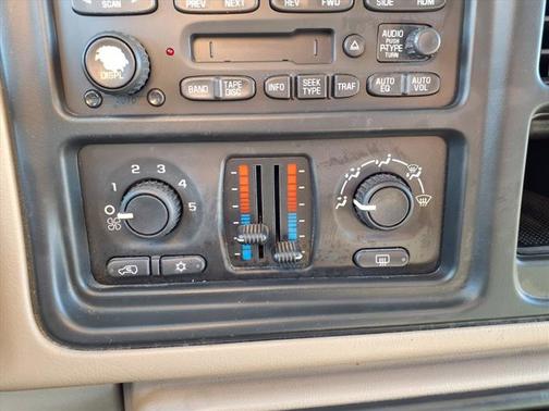 2004 Chevrolet Suburban LS