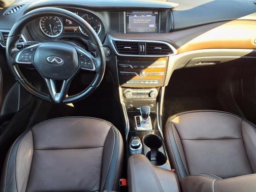 2017 INFINITI QX30 Premium