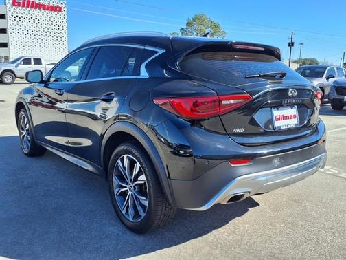 2017 INFINITI QX30 Premium
