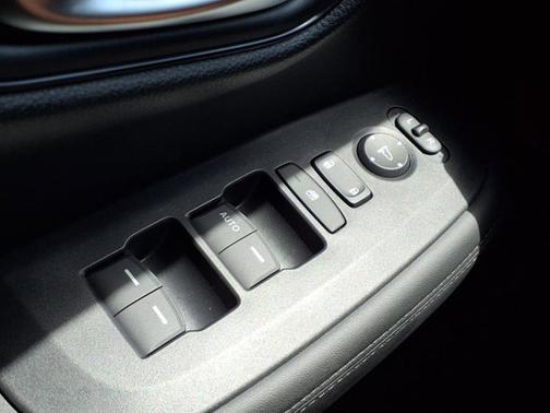 Platinum White Pearl 2026 Honda HR-V LX