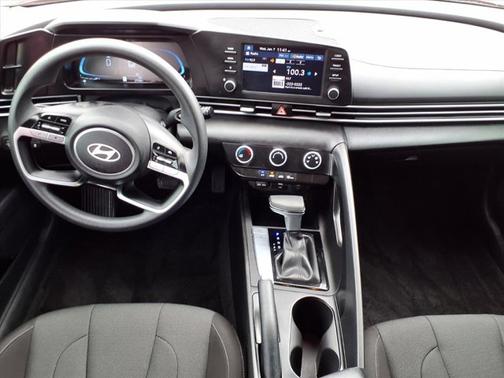 2024 Hyundai ELANTRA SE
