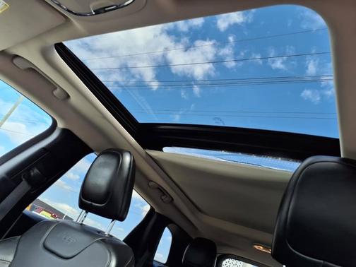 Diamond Black Crystal Pearlcoat 2017 Jeep Cherokee Limited