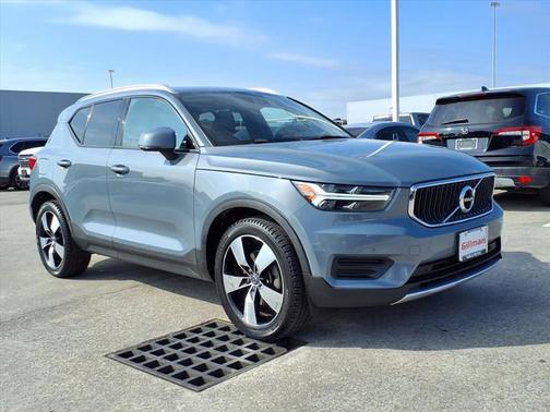 2020 Volvo XC40 T5 Momentum