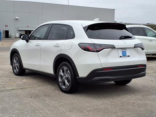 Platinum White Pearl 2026 Honda HR-V LX