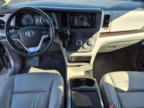 2016 Toyota Sienna XLE