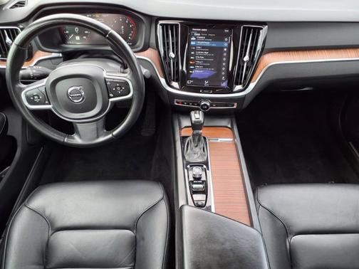 Crystal White Metallic 2021 Volvo S60 Momentum