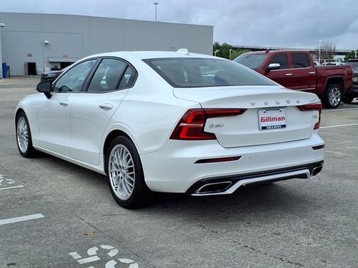 Crystal White Metallic 2021 Volvo S60 Momentum