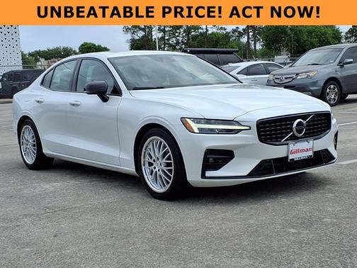 Crystal White Metallic 2021 Volvo S60 Momentum