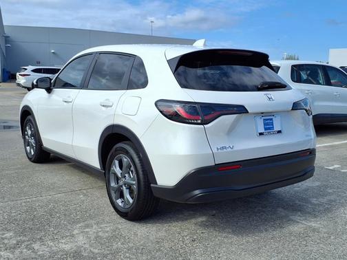 Platinum White Pearl 2026 Honda HR-V LX