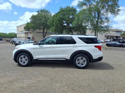 Star White Metallic Tri-Coat 2022 Ford Explorer XLT