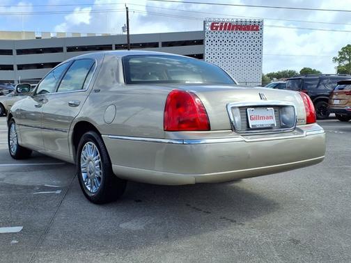 Beige 2007 Lincoln Town Car Signature Limited
