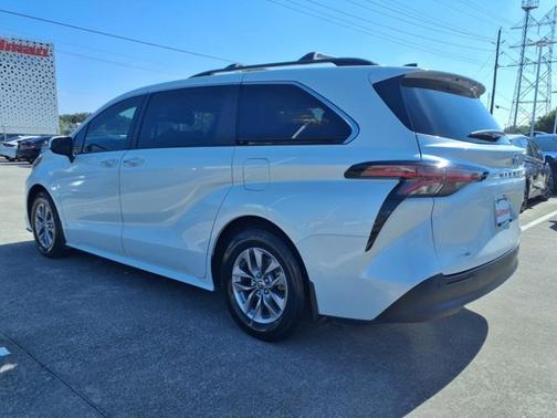 2022 Toyota Sienna XLE