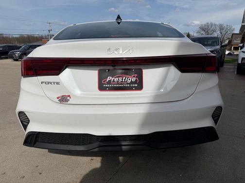 Snow White Pearl 2023 Kia Forte LXS