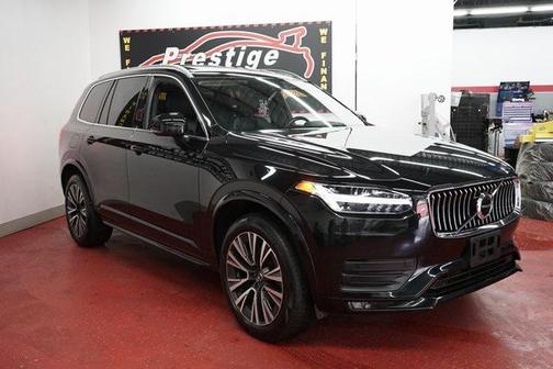 2022 Volvo XC90 T6 Momentum