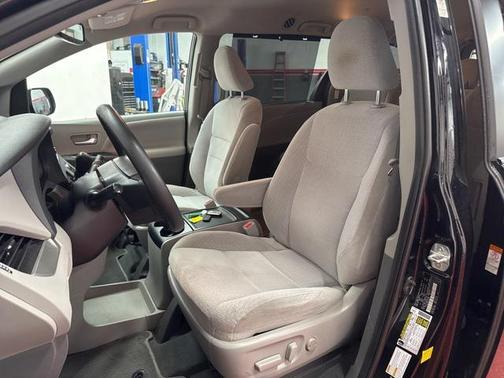 2020 Toyota Sienna LE