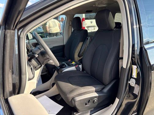 Brilliant Black Crystal Pearlcoat 2018 Chrysler Pacifica Touring Plus