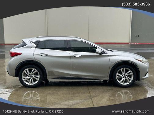 2017 INFINITI QX30 Premium