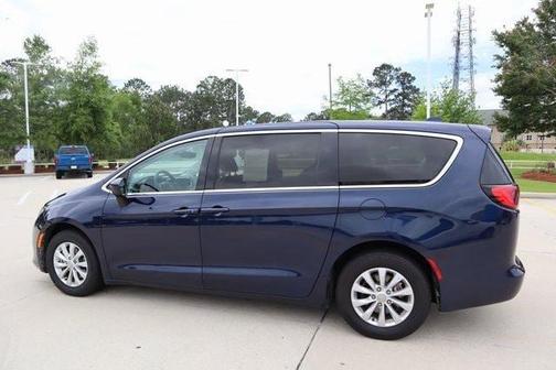 Photo 5 of 27 of 2017 Chrysler Pacifica Touring