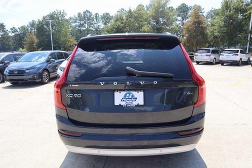 2022 Volvo XC90 T6 Momentum