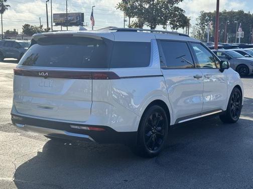 2023 Kia Carnival SX