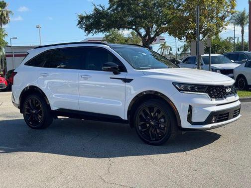 White 2023 Kia Sorento SX