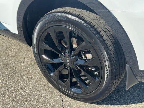White 2023 Kia Sorento SX