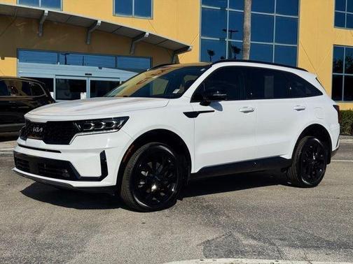White 2023 Kia Sorento SX