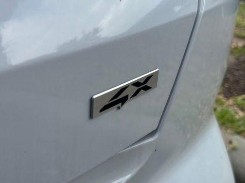 White 2023 Kia Sorento SX