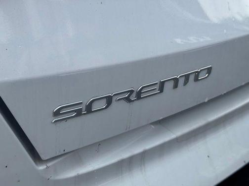 White 2023 Kia Sorento SX