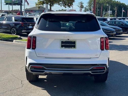 White 2023 Kia Sorento SX