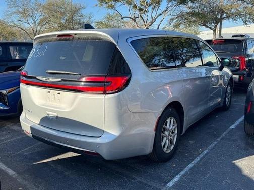 2024 Chrysler Pacifica Touring-L