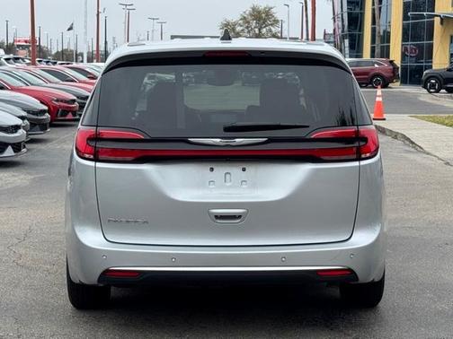 2024 Chrysler Pacifica Touring-L